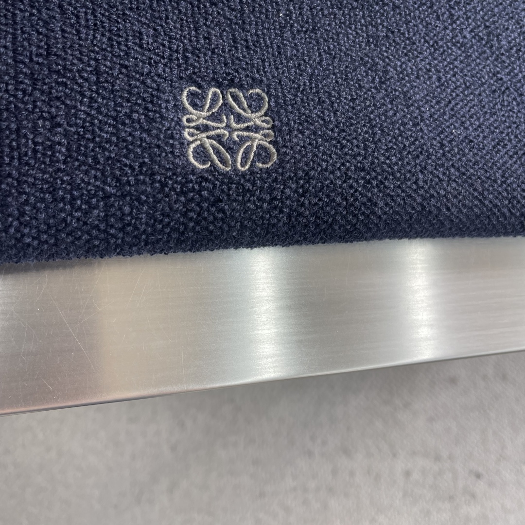 -LOEW 饰刺绣连帽拉链开衫精选高品质的羊毛为主体，以独特的毛巾布缝线工艺，是这件卫衣的一大亮点。这种