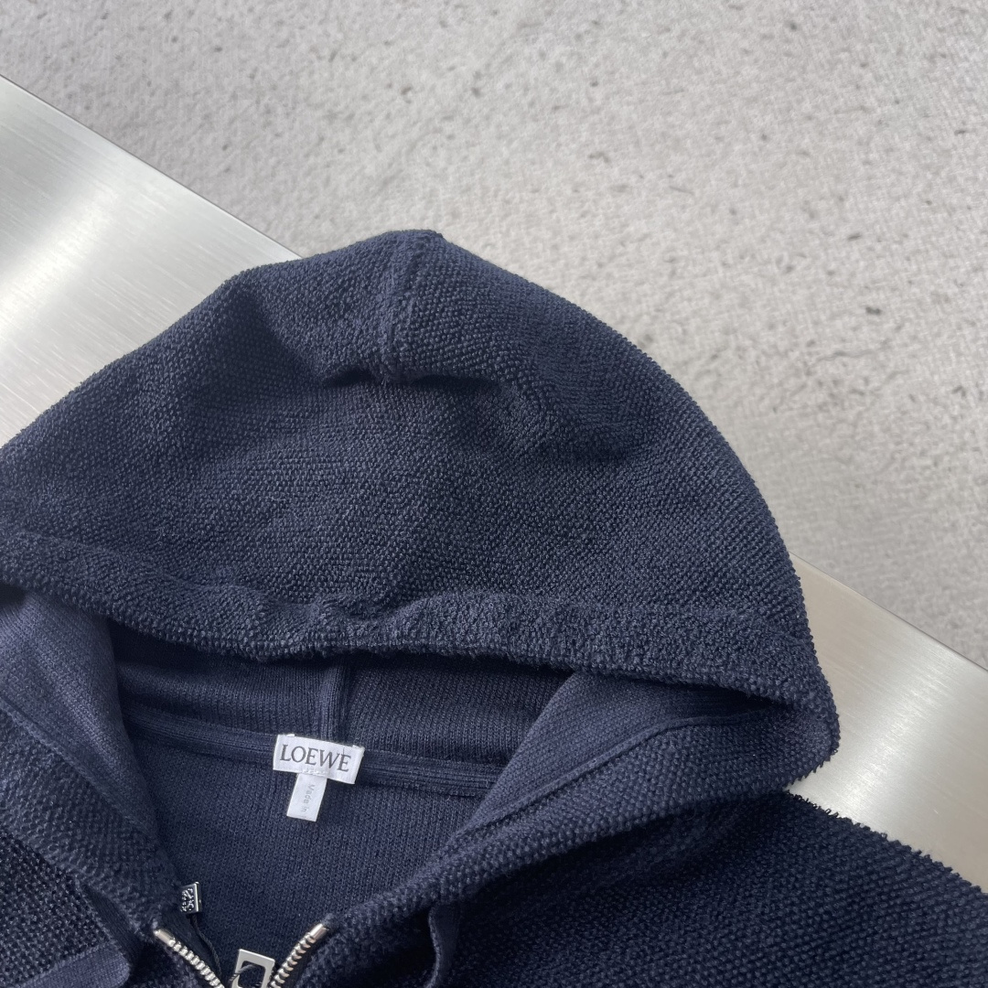 -LOEW 饰刺绣连帽拉链开衫精选高品质的羊毛为主体，以独特的毛巾布缝线工艺，是这件卫衣的一大亮点。这种