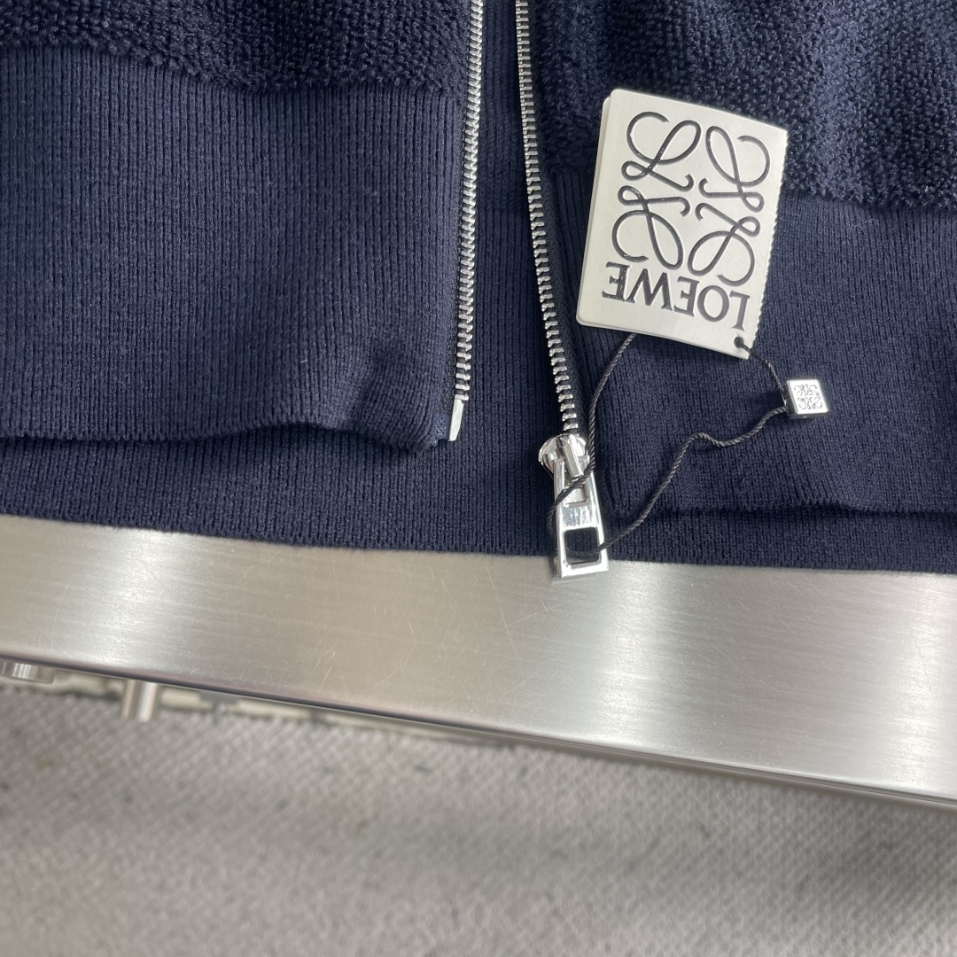 -LOEW 饰刺绣连帽拉链开衫精选高品质的羊毛为主体，以独特的毛巾布缝线工艺，是这件卫衣的一大亮点。这种