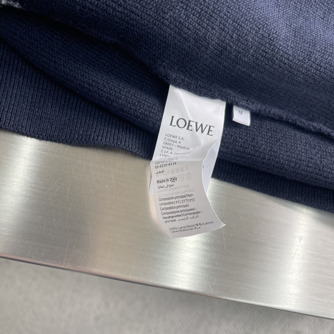 -LOEW 饰刺绣连帽拉链开衫精选高品质的羊毛为主体，以独特的毛巾布缝线工艺，是这件卫衣的一大亮点。这种