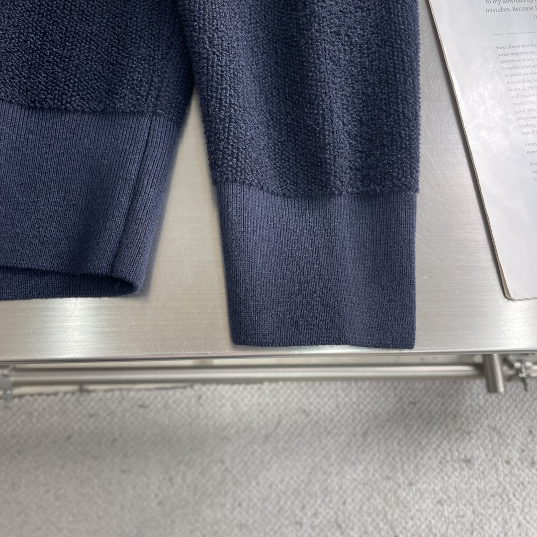 -LOEW 饰刺绣连帽拉链开衫精选高品质的羊毛为主体，以独特的毛巾布缝线工艺，是这件卫衣的一大亮点。这种