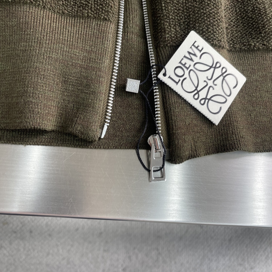 -LOEW 饰刺绣连帽拉链开衫精选高品质的羊毛为主体，以独特的毛巾布缝线工艺，是这件卫衣的一大亮点。这种