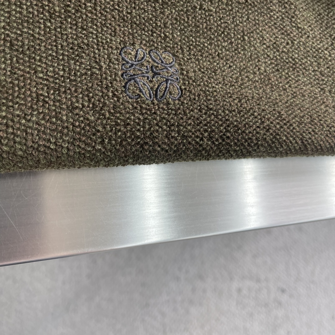 -LOEW 饰刺绣连帽拉链开衫精选高品质的羊毛为主体，以独特的毛巾布缝线工艺，是这件卫衣的一大亮点。这种