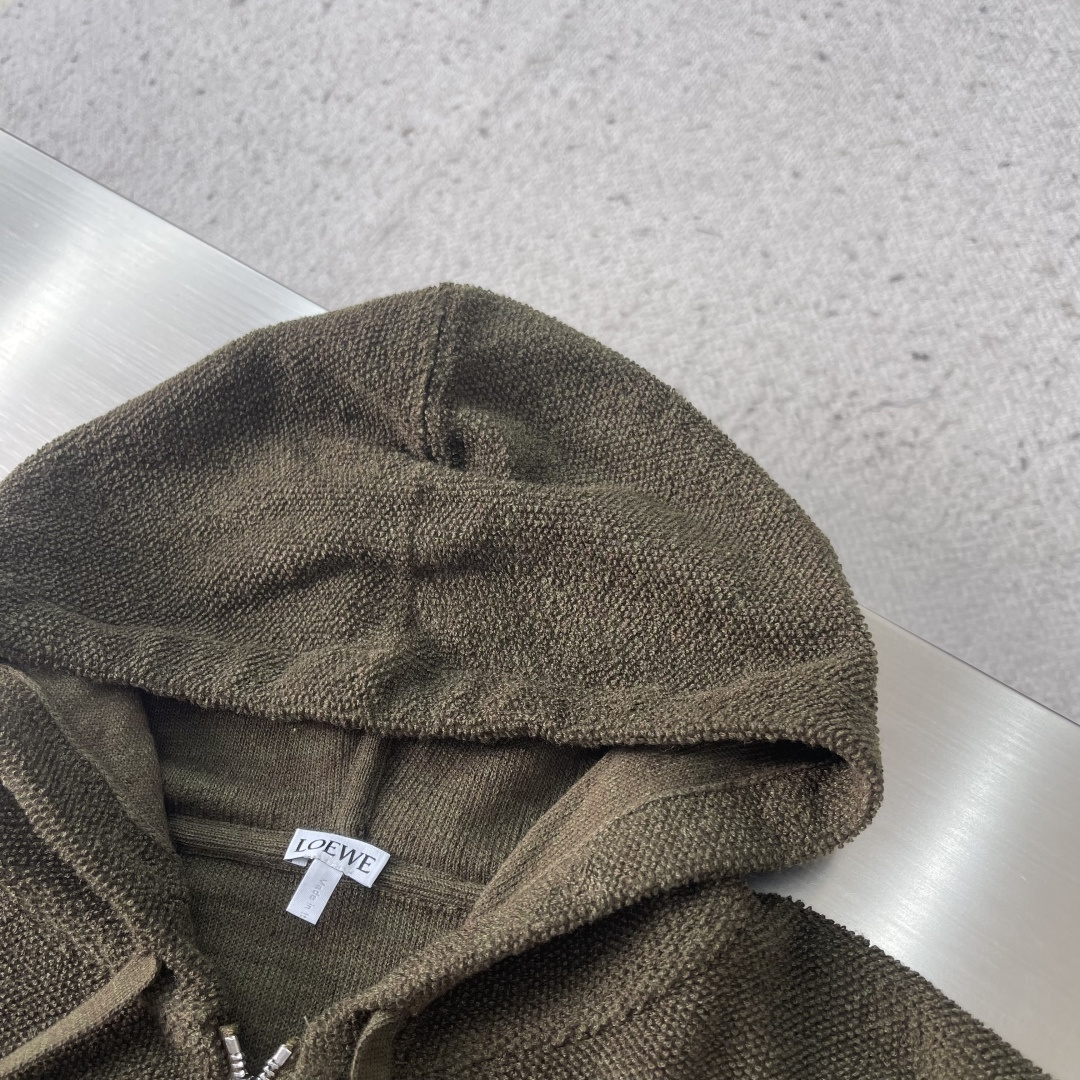 -LOEW 饰刺绣连帽拉链开衫精选高品质的羊毛为主体，以独特的毛巾布缝线工艺，是这件卫衣的一大亮点。这种