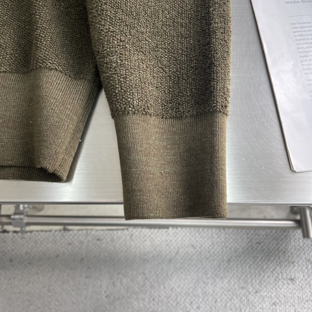 -LOEW 饰刺绣连帽拉链开衫精选高品质的羊毛为主体，以独特的毛巾布缝线工艺，是这件卫衣的一大亮点。这种