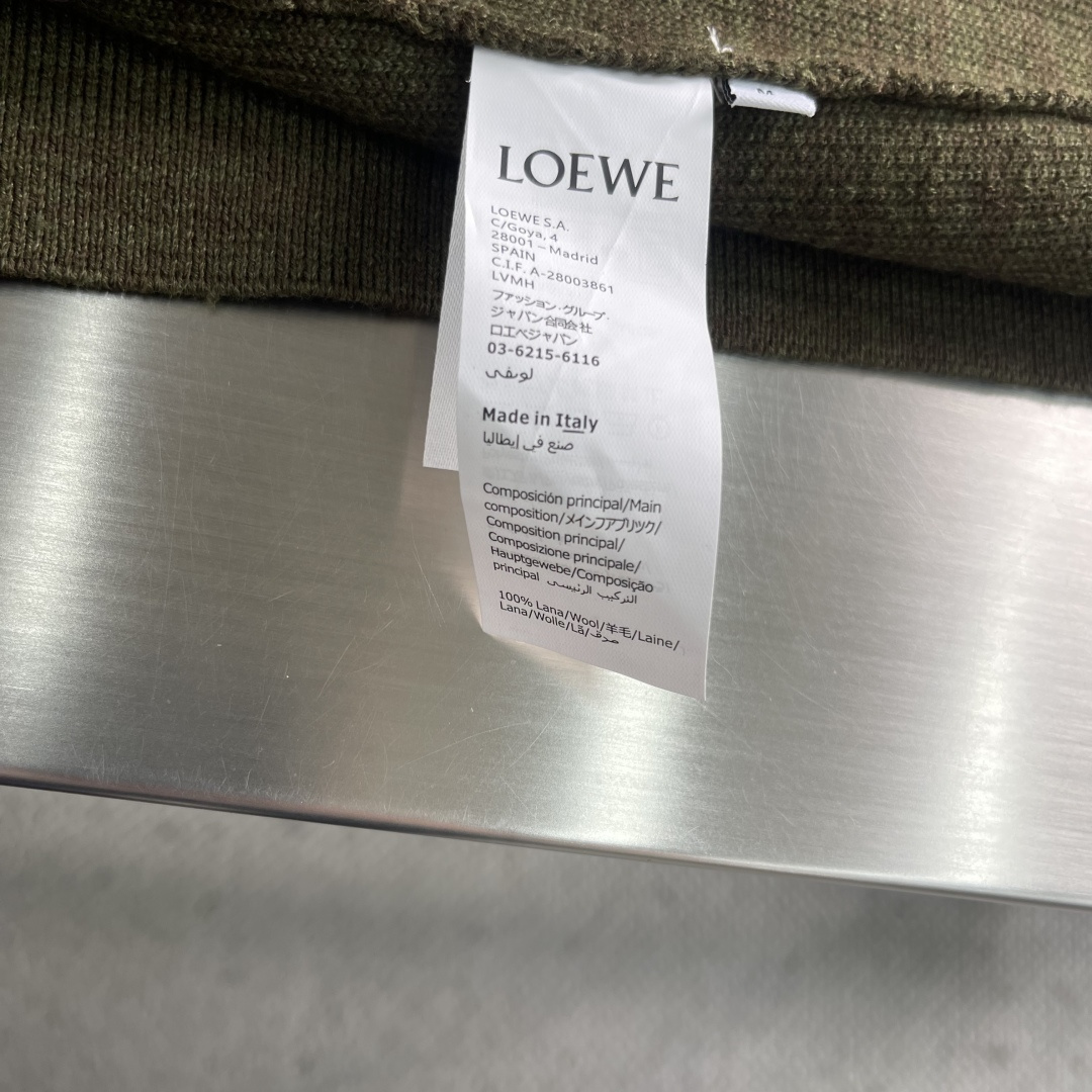 -LOEW 饰刺绣连帽拉链开衫精选高品质的羊毛为主体，以独特的毛巾布缝线工艺，是这件卫衣的一大亮点。这种