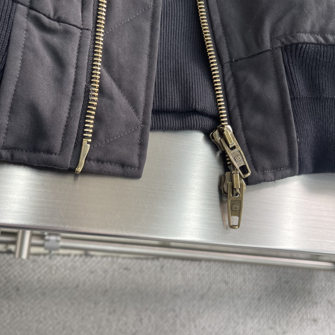-Balenciag 25FW 前后拼接重工棉服夹克Bomber外层采用高密全棉斜纹布，先通过砂洗+马骝