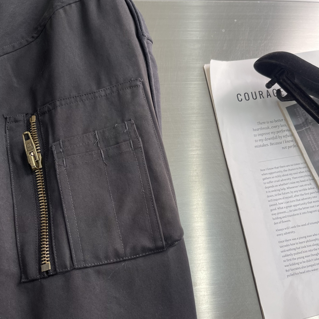 -Balenciag 25FW 前后拼接重工棉服夹克Bomber外层采用高密全棉斜纹布，先通过砂洗+马骝