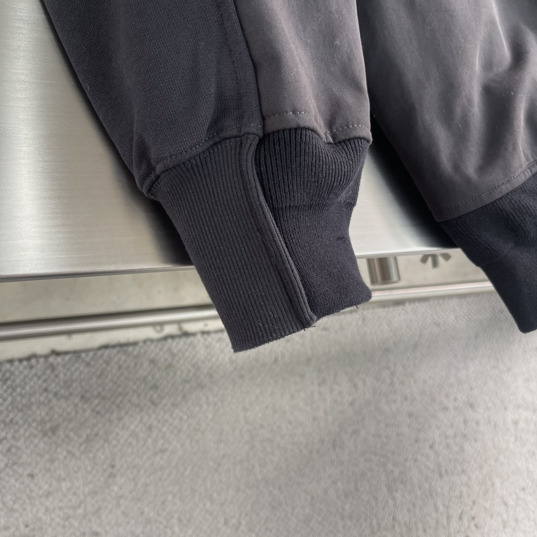 -Balenciag 25FW 前后拼接重工棉服夹克Bomber外层采用高密全棉斜纹布，先通过砂洗+马骝