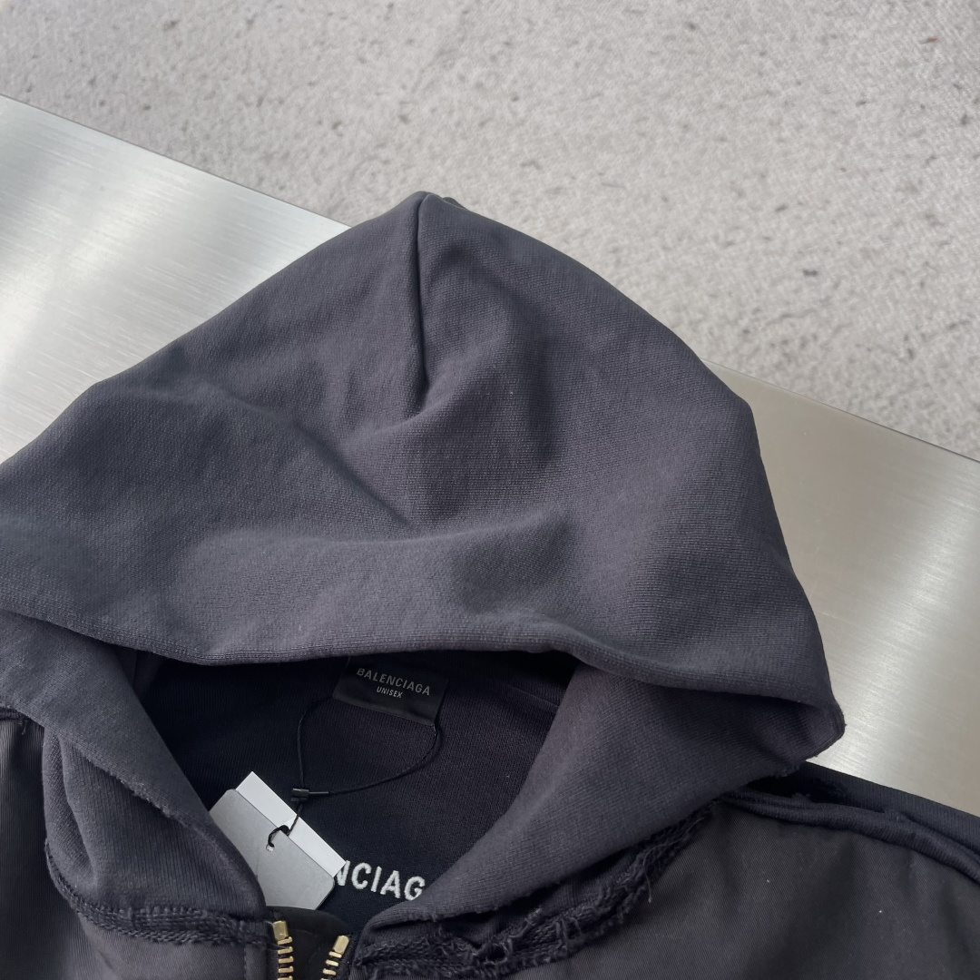 -Balenciag 25FW 前后拼接重工棉服夹克Bomber外层采用高密全棉斜纹布，先通过砂洗+马骝