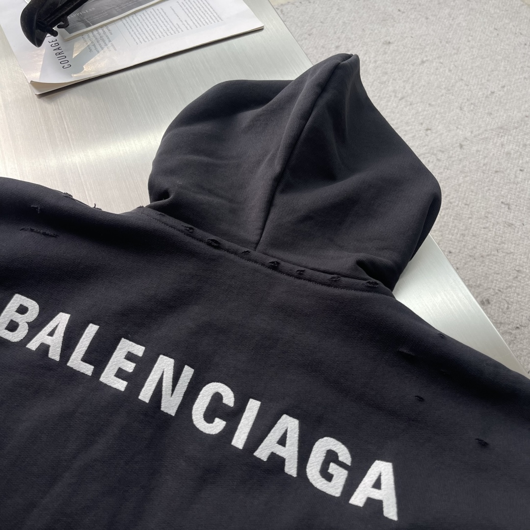 -Balenciag 25FW 前后拼接重工棉服夹克Bomber外层采用高密全棉斜纹布，先通过砂洗+马骝