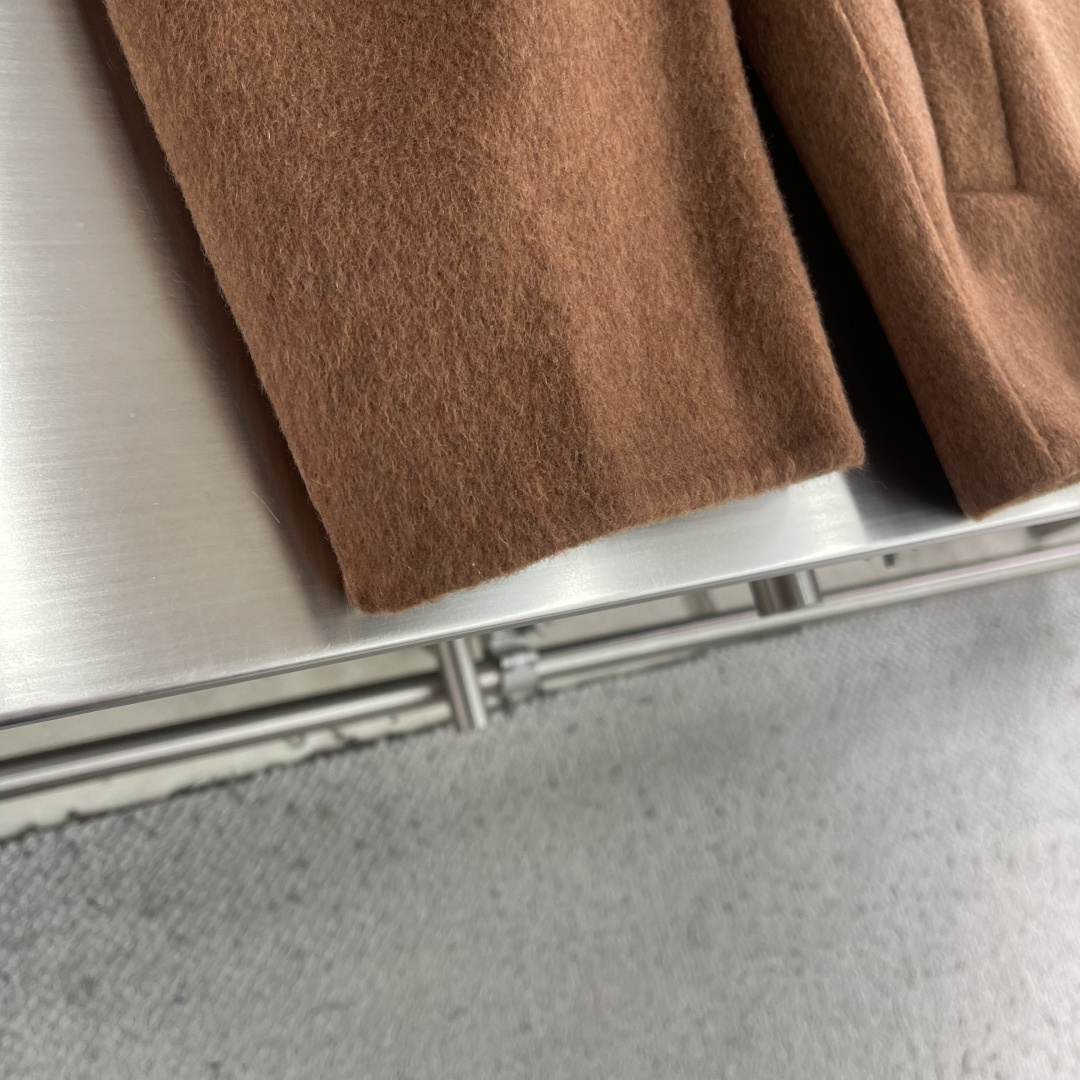 -BV 这款羊毛外套简直绝绝子！双面羊毛，温暖加倍😎翻领拉链，时尚又实用短款设计，显高利落手工羊毛，品质