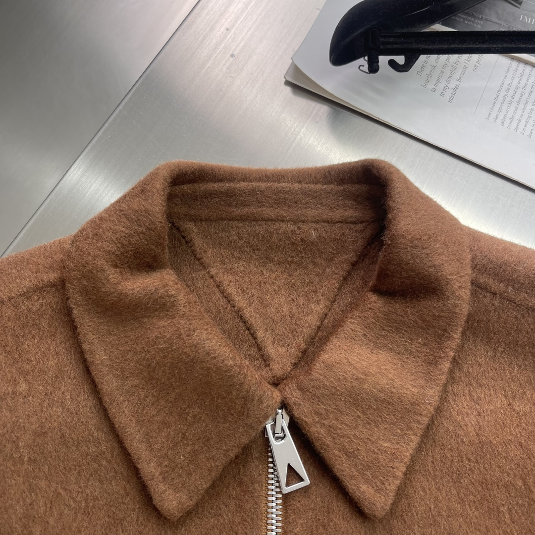 -BV 这款羊毛外套简直绝绝子！双面羊毛，温暖加倍😎翻领拉链，时尚又实用短款设计，显高利落手工羊毛，品质