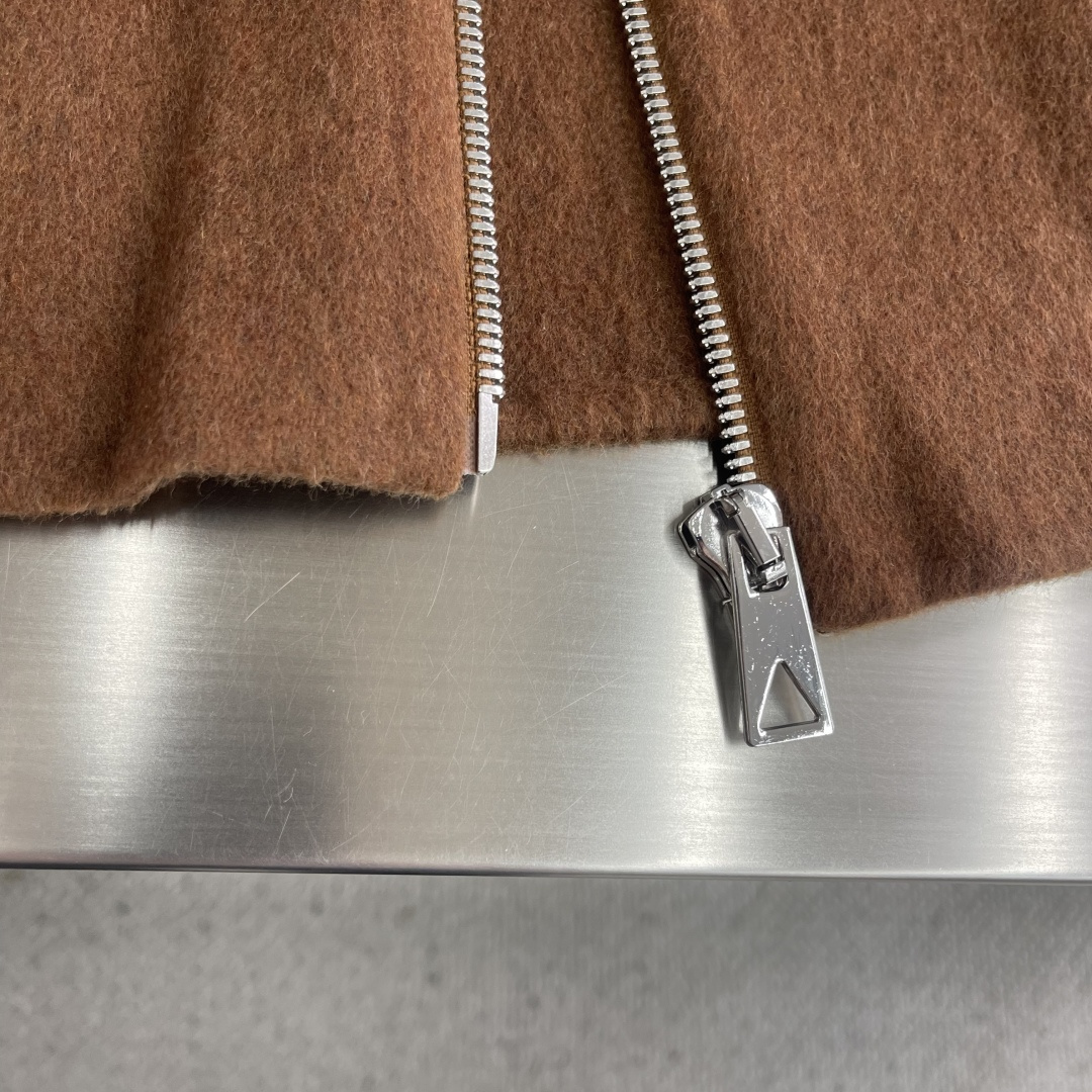 -BV 这款羊毛外套简直绝绝子！双面羊毛，温暖加倍😎翻领拉链，时尚又实用短款设计，显高利落手工羊毛，品质