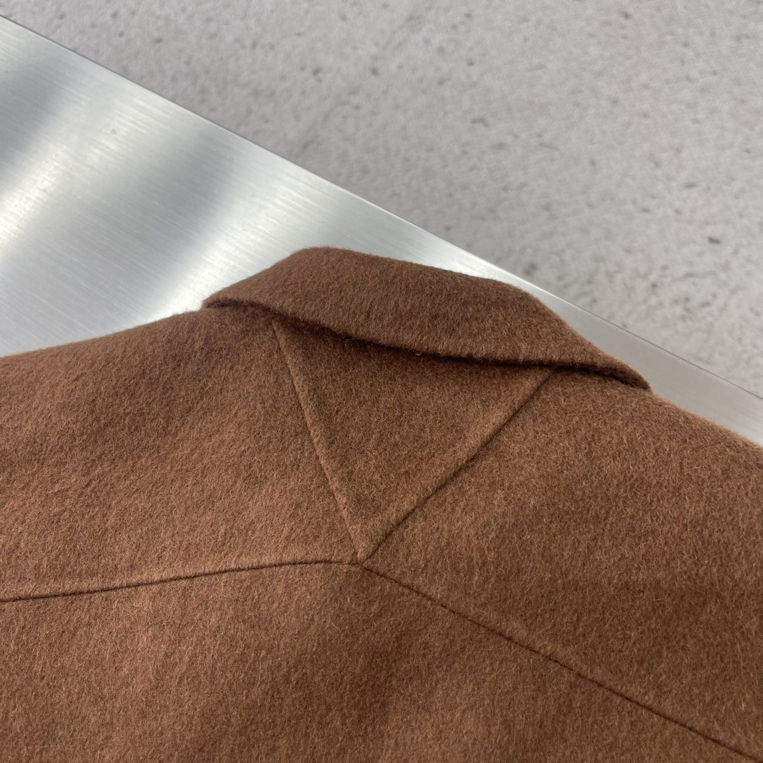 -BV 这款羊毛外套简直绝绝子！双面羊毛，温暖加倍😎翻领拉链，时尚又实用短款设计，显高利落手工羊毛，品质