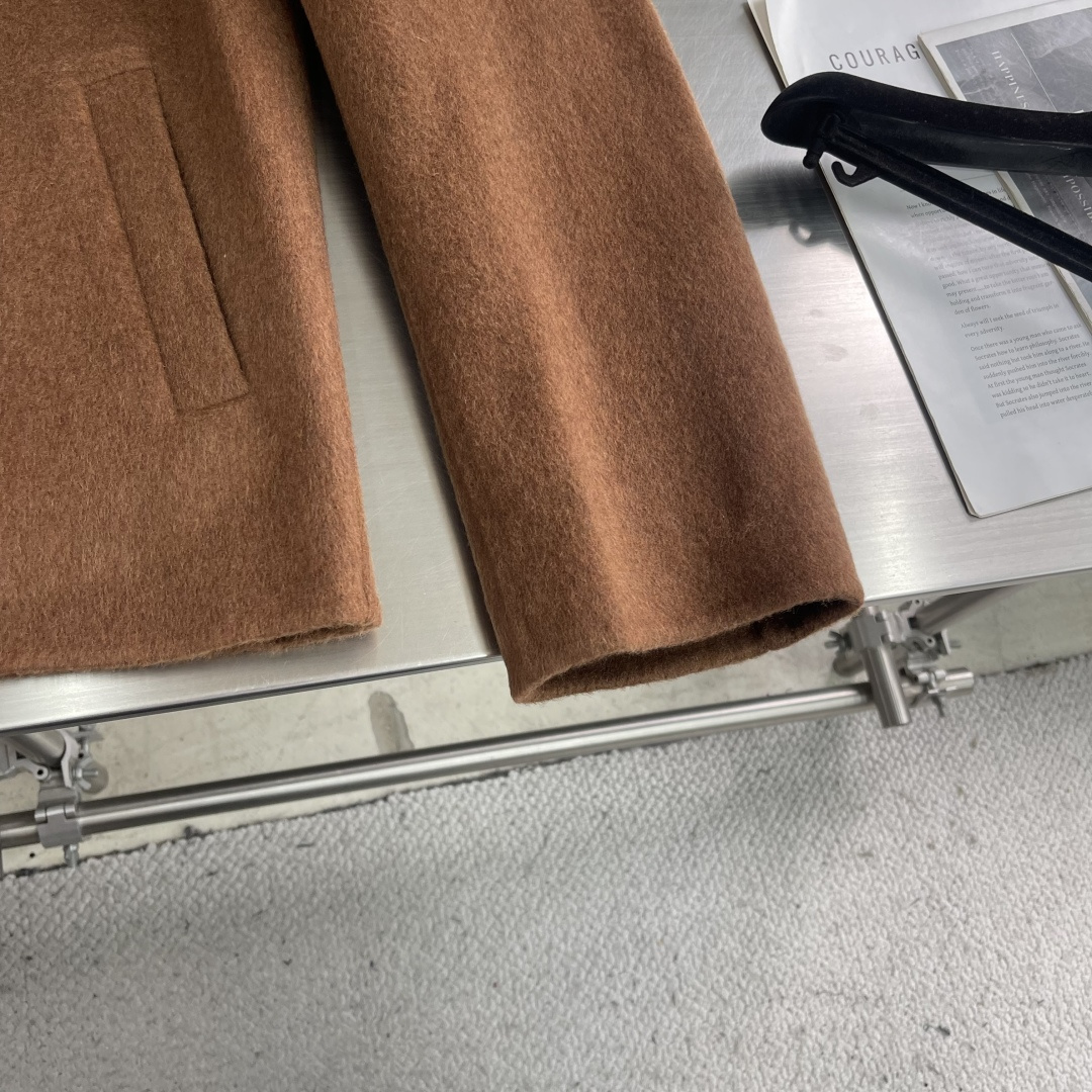 -BV 这款羊毛外套简直绝绝子！双面羊毛，温暖加倍😎翻领拉链，时尚又实用短款设计，显高利落手工羊毛，品质