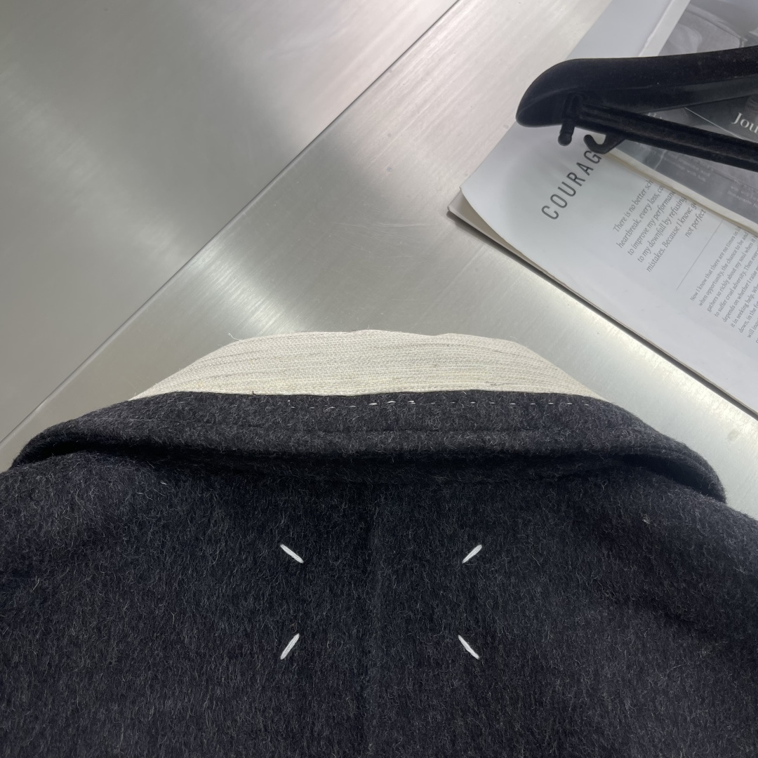 -MM6 马吉拉 撞色翻领中长款，气场十足😎羊毛混纺，保暖又舒适，66%绵羊毛、6.3%山羊绒、1.6%