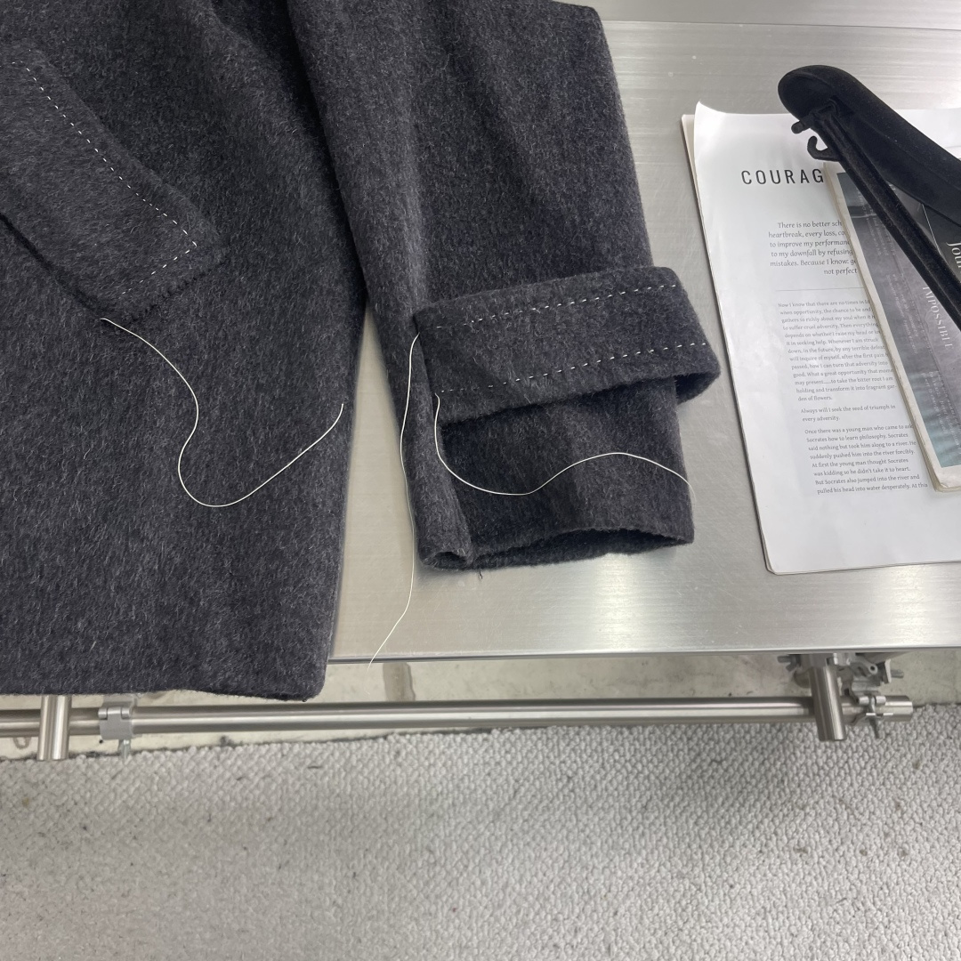 -MM6 马吉拉 撞色翻领中长款，气场十足😎羊毛混纺，保暖又舒适，66%绵羊毛、6.3%山羊绒、1.6%