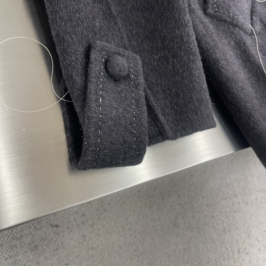 -MM6 马吉拉 撞色翻领中长款，气场十足😎羊毛混纺，保暖又舒适，66%绵羊毛、6.3%山羊绒、1.6%