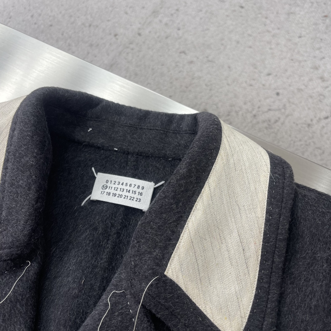 -MM6 马吉拉 撞色翻领中长款，气场十足😎羊毛混纺，保暖又舒适，66%绵羊毛、6.3%山羊绒、1.6%