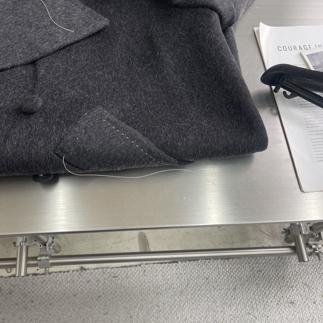 -MM6 马吉拉 撞色翻领中长款，气场十足😎羊毛混纺，保暖又舒适，66%绵羊毛、6.3%山羊绒、1.6%