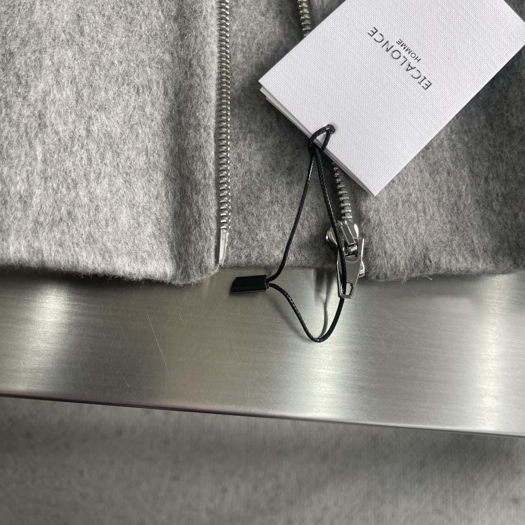 -Celin 这款羊毛夹克简直太帅啦！上身高级感拉满😎双面呢材质，品质卓越简约时尚风，永不过时刺绣 lo