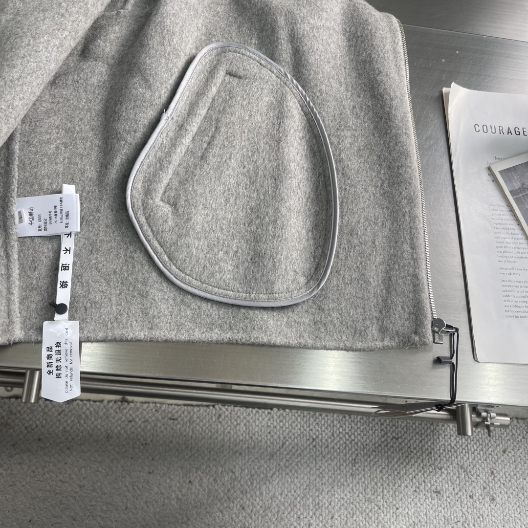 -Celin 这款羊毛夹克简直太帅啦！上身高级感拉满😎双面呢材质，品质卓越简约时尚风，永不过时刺绣 lo