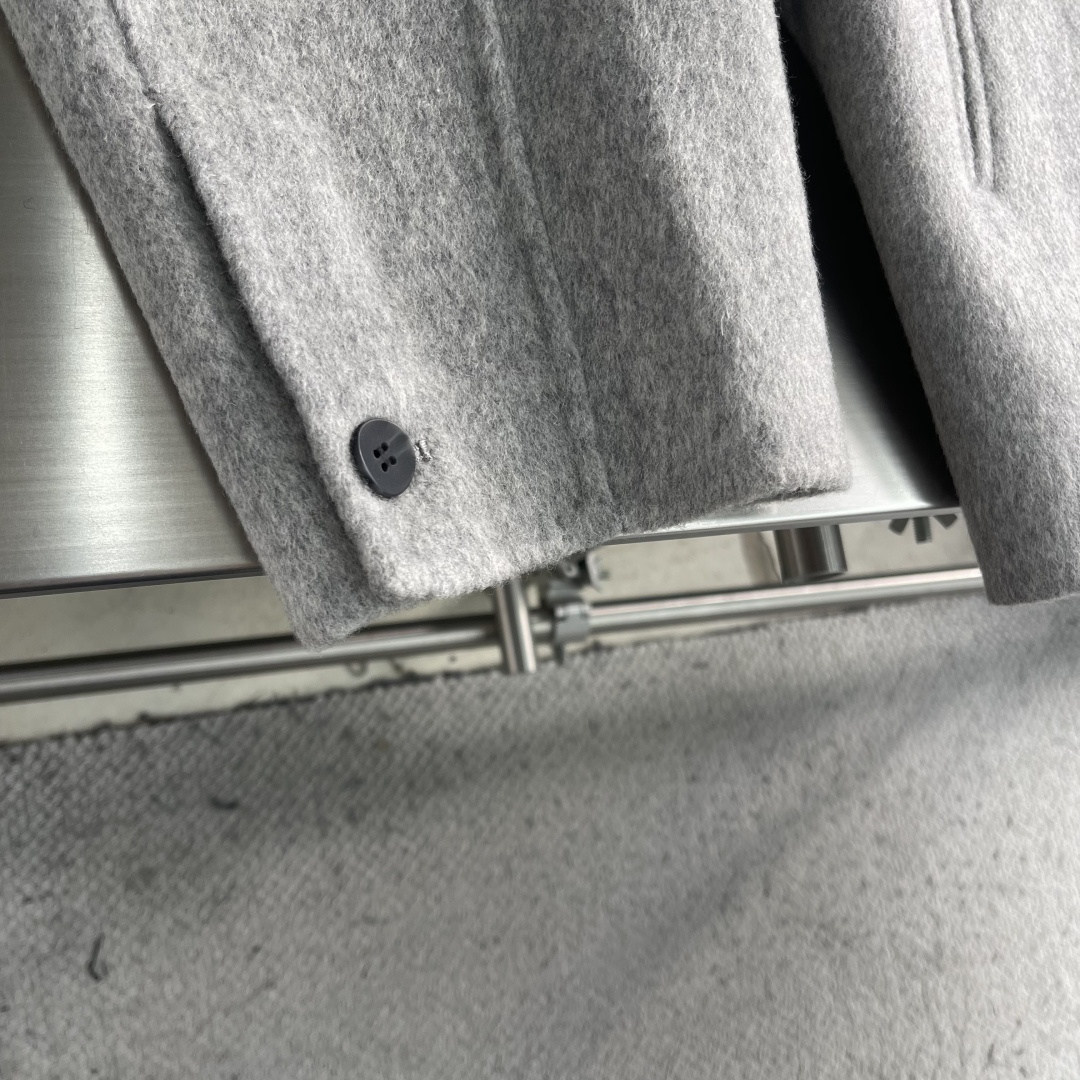 -Celin 这款羊毛夹克简直太帅啦！上身高级感拉满😎双面呢材质，品质卓越简约时尚风，永不过时刺绣 lo