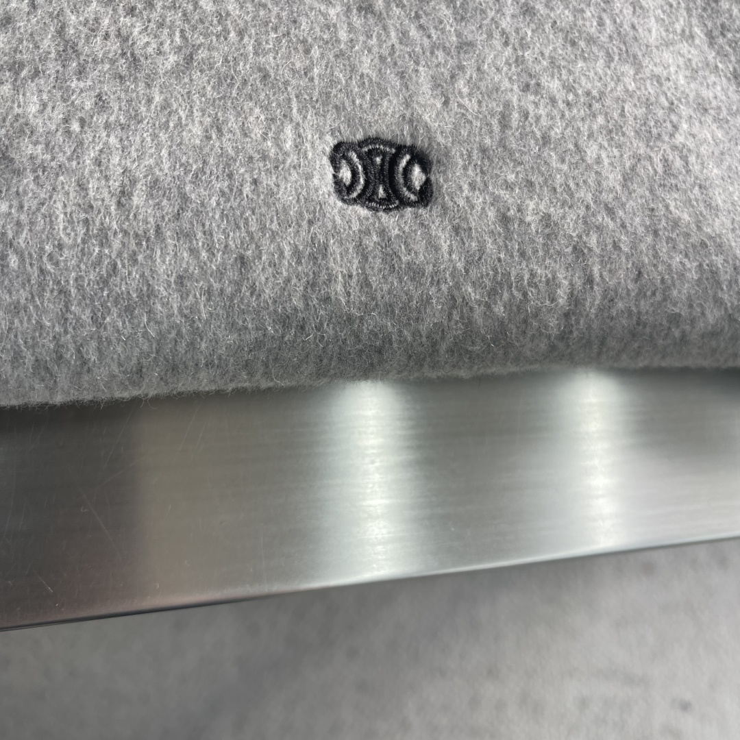 -Celin 这款羊毛夹克简直太帅啦！上身高级感拉满😎双面呢材质，品质卓越简约时尚风，永不过时刺绣 lo