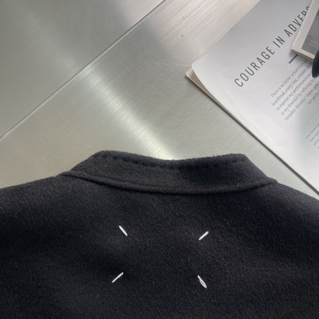 -MM7 马吉拉 这款西装外套太有范儿啦！无领设计，简约时尚😎羊毛材质，舒适保暖休闲风格，男女同款手工缝