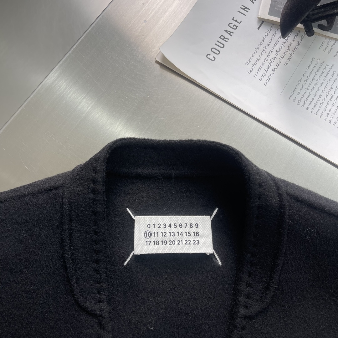 -MM7 马吉拉 这款西装外套太有范儿啦！无领设计，简约时尚😎羊毛材质，舒适保暖休闲风格，男女同款手工缝