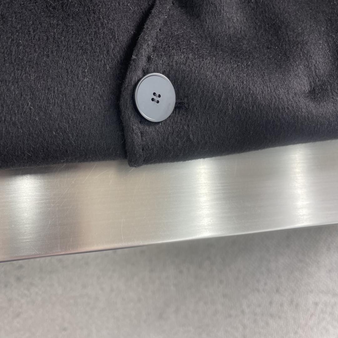 -MM7 马吉拉 这款西装外套太有范儿啦！无领设计，简约时尚😎羊毛材质，舒适保暖休闲风格，男女同款手工缝