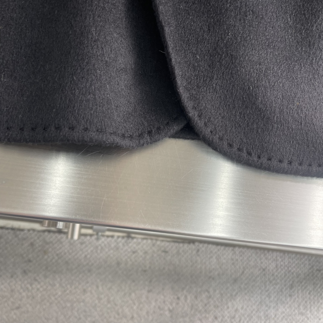 -MM7 马吉拉 这款西装外套太有范儿啦！无领设计，简约时尚😎羊毛材质，舒适保暖休闲风格，男女同款手工缝