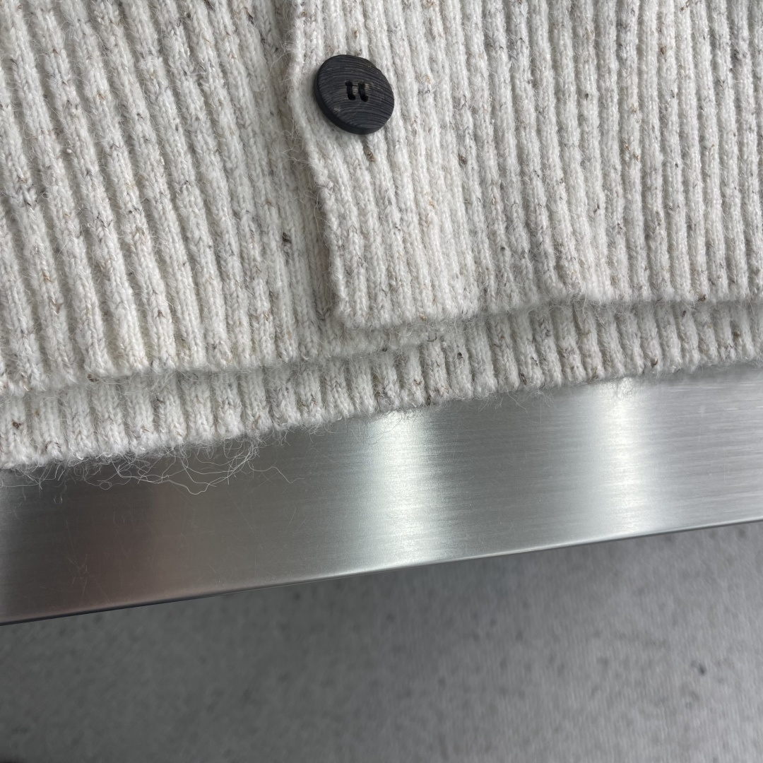 -LOEW 2025秋冬新款V领针织毛衣开衫外套呀！V领设计超级显瘦，能够拉长颈部线条，让整个人看起来更