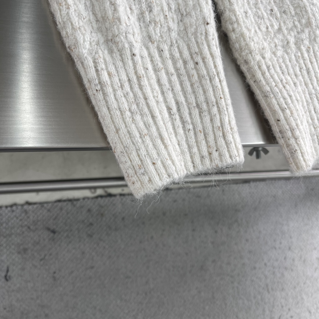 -LOEW 2025秋冬新款V领针织毛衣开衫外套呀！V领设计超级显瘦，能够拉长颈部线条，让整个人看起来更