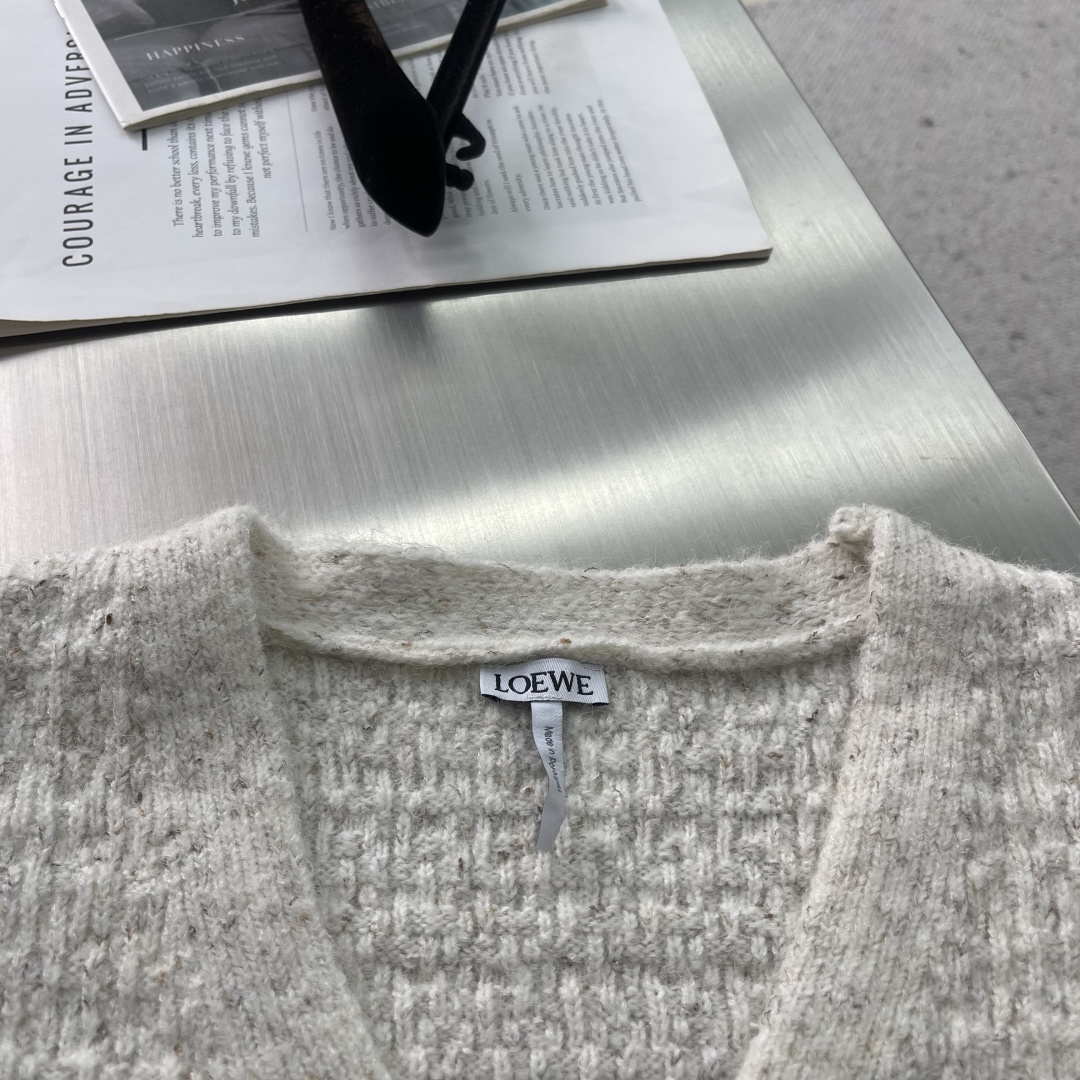 -LOEW 2025秋冬新款V领针织毛衣开衫外套呀！V领设计超级显瘦，能够拉长颈部线条，让整个人看起来更