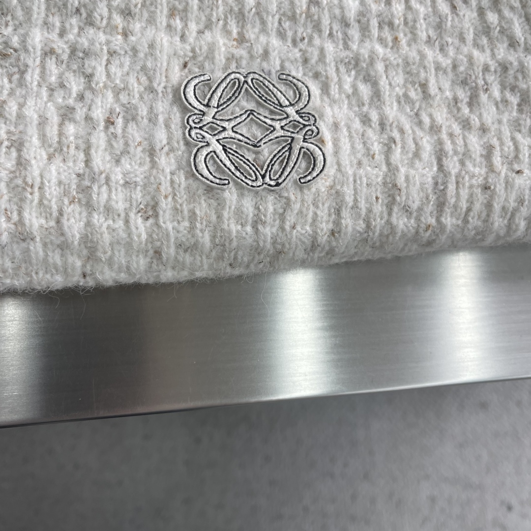 -LOEW 2025秋冬新款V领针织毛衣开衫外套呀！V领设计超级显瘦，能够拉长颈部线条，让整个人看起来更