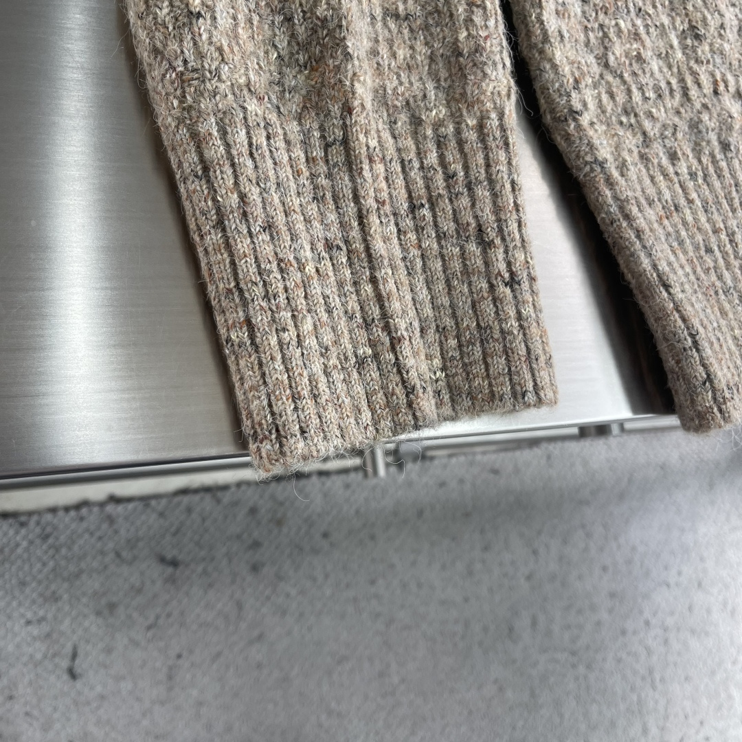 -LOEW 2025秋冬新款V领针织毛衣开衫外套呀！V领设计超级显瘦，能够拉长颈部线条，让整个人看起来更