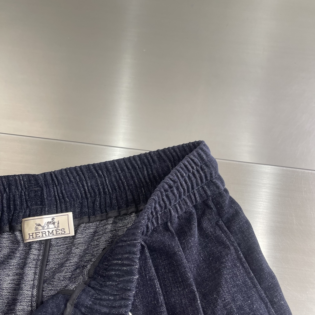 -Herme 2025秋冬男士慵懒风休闲裤，尽显自在格调。宽松抽绳阔腿直筒版型，自在随性，包容各种身材，