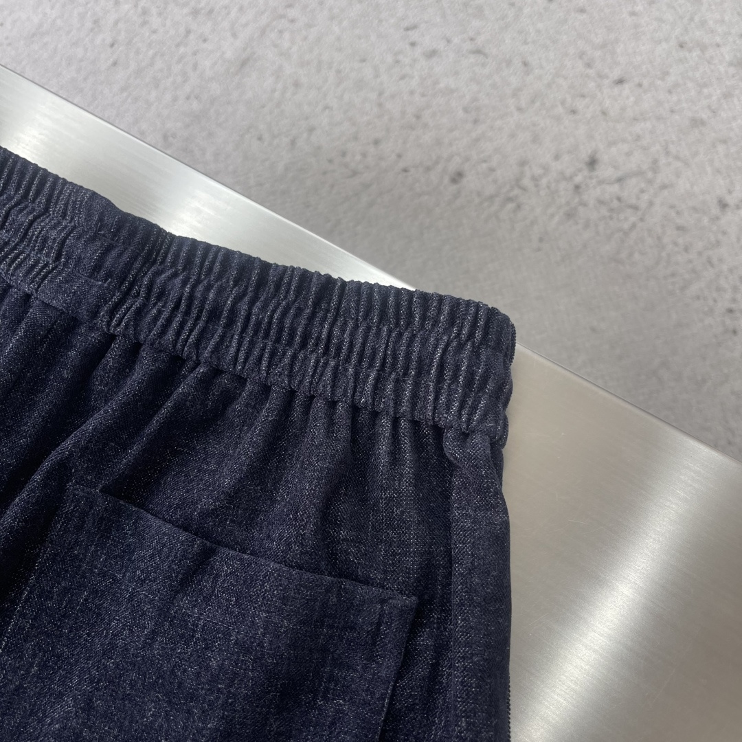 -Herme 2025秋冬男士慵懒风休闲裤，尽显自在格调。宽松抽绳阔腿直筒版型，自在随性，包容各种身材，