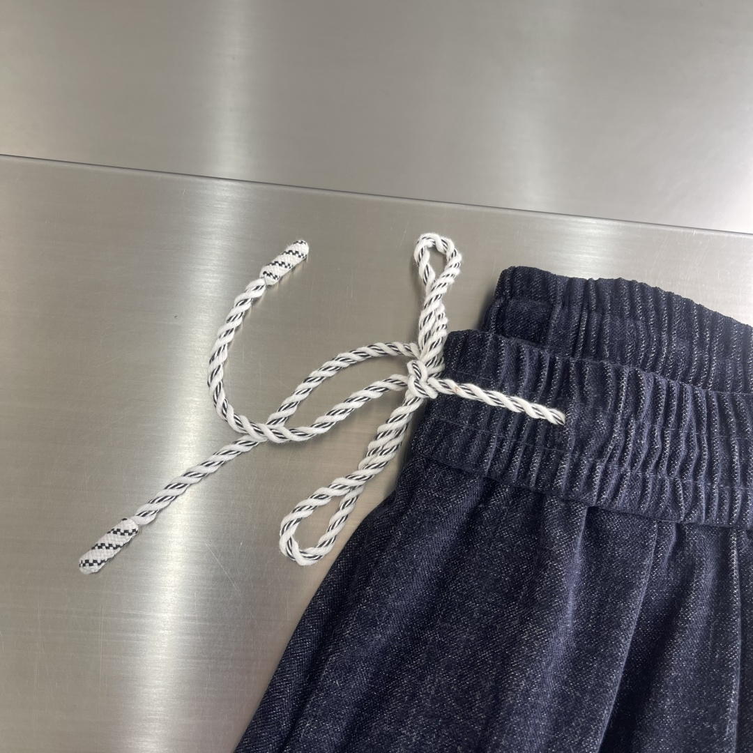 -Herme 2025秋冬男士慵懒风休闲裤，尽显自在格调。宽松抽绳阔腿直筒版型，自在随性，包容各种身材，