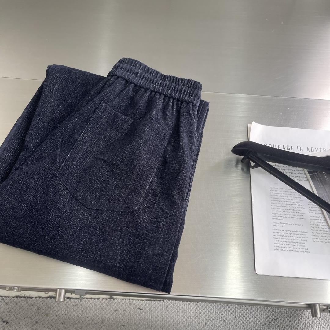 -Herme 2025秋冬男士慵懒风休闲裤，尽显自在格调。宽松抽绳阔腿直筒版型，自在随性，包容各种身材，