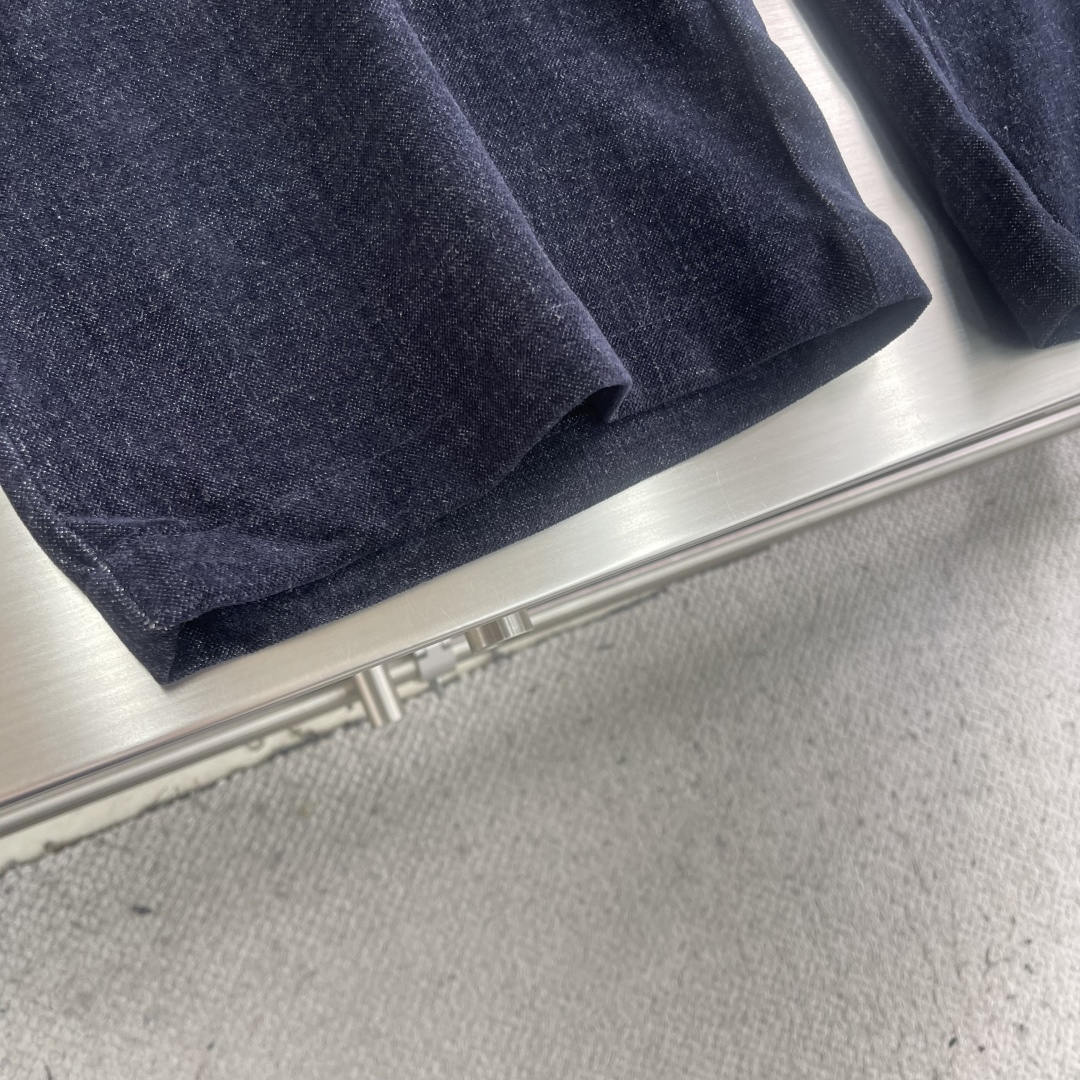 -Herme 2025秋冬男士慵懒风休闲裤，尽显自在格调。宽松抽绳阔腿直筒版型，自在随性，包容各种身材，