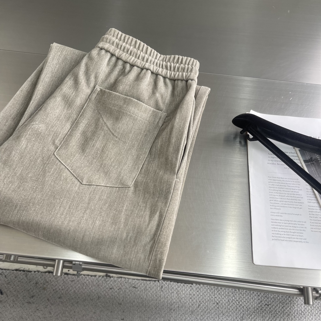 -Herme 2025秋冬男士慵懒风休闲裤，尽显自在格调。宽松抽绳阔腿直筒版型，自在随性，包容各种身材，