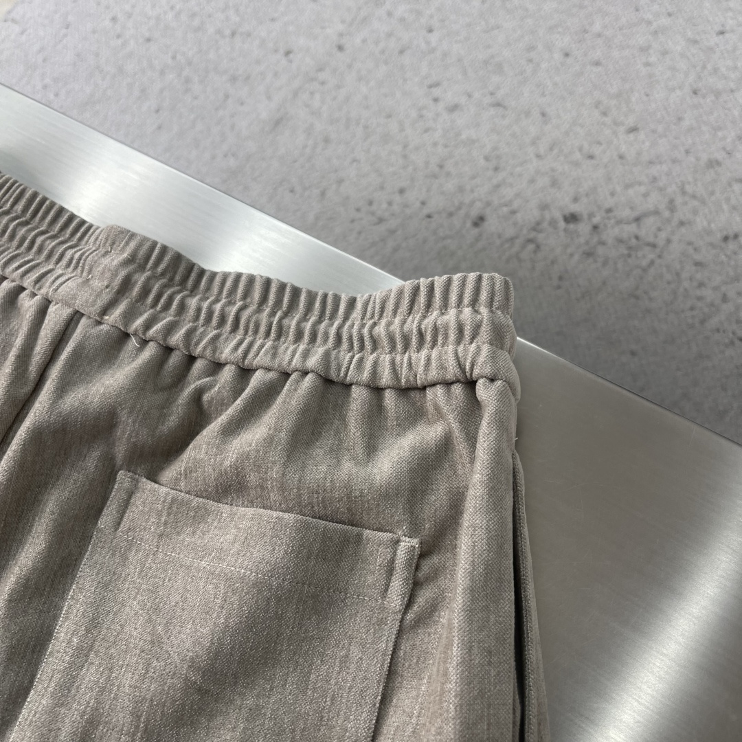 -Herme 2025秋冬男士慵懒风休闲裤，尽显自在格调。宽松抽绳阔腿直筒版型，自在随性，包容各种身材，