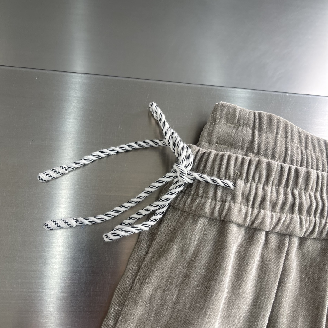 -Herme 2025秋冬男士慵懒风休闲裤，尽显自在格调。宽松抽绳阔腿直筒版型，自在随性，包容各种身材，