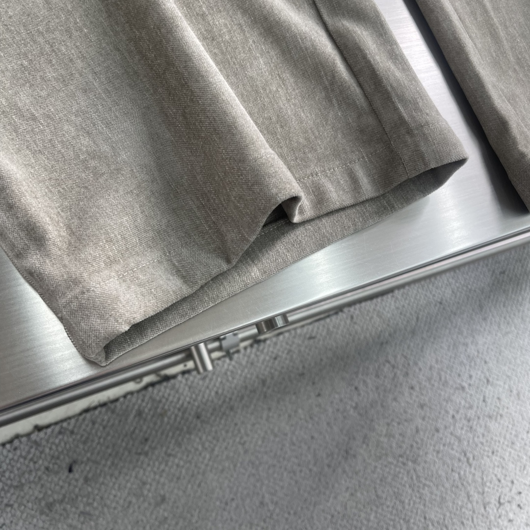 -Herme 2025秋冬男士慵懒风休闲裤，尽显自在格调。宽松抽绳阔腿直筒版型，自在随性，包容各种身材，