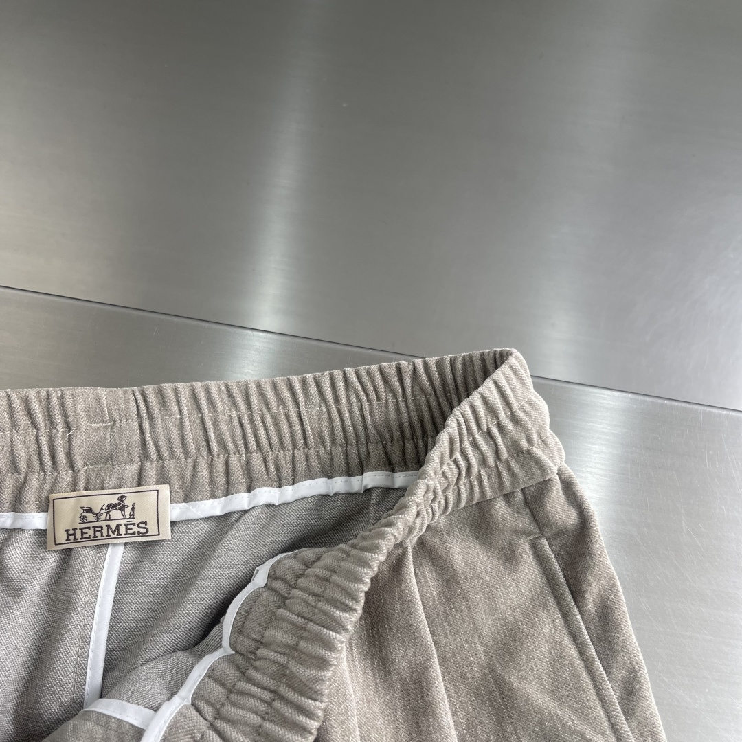 -Herme 2025秋冬男士慵懒风休闲裤，尽显自在格调。宽松抽绳阔腿直筒版型，自在随性，包容各种身材，