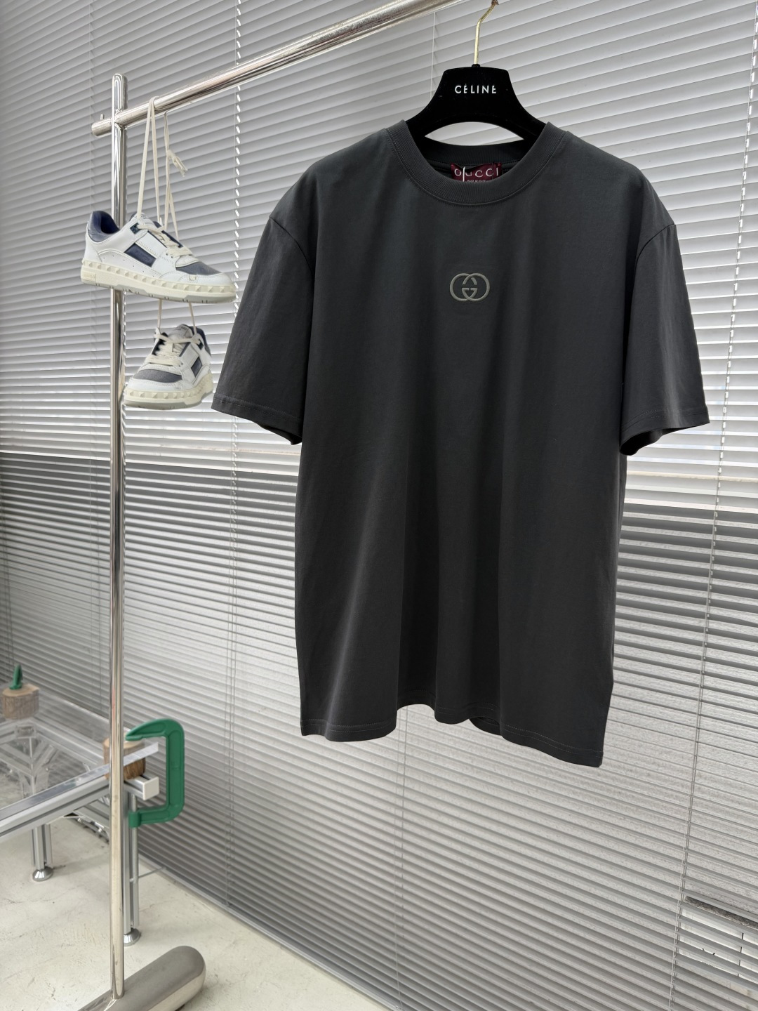 NO:743516,The highest version on the market, the girl inspects the goods, trims the three marks on the threads, and delivers the goods. You can send pictures and take videos. If you want quality and service, add me on WeChat. We will not accept urgent orders. - GUCC 2026 spring and summer new product. Cotton 300g fabric, soft and skin-friendly, wide and drapey. The four-thread dense edge is finely crafted, and the front panel embroidery is matched with the back logo print. It is simple and elegant, with three complete marks. Same size for men and women. Size S M L XL  Shoulder width 56.5 58 60.4 62 Clothing length 70727476 Bust 106 114 118, Gucci-clothing, gucci, gucci,19860909市面最高版本小妹验货、修剪线头上三标、发货可发图及拍视频,要品质要服务的加我微信,不接急单. -GUCC 2026春夏新品.全棉300g面料,柔软亲肤,挺阔有垂坠感.四线密边做工精细,前幅案刺绣配合后幅logo印花标识,简洁大方,三标齐全. 男女同款 码数S M L XL 肩宽56.5 58 60.4 62 衣长70727476 胸围 106 114 118,古驰-服装,gucci,gucci,,Women's clothing