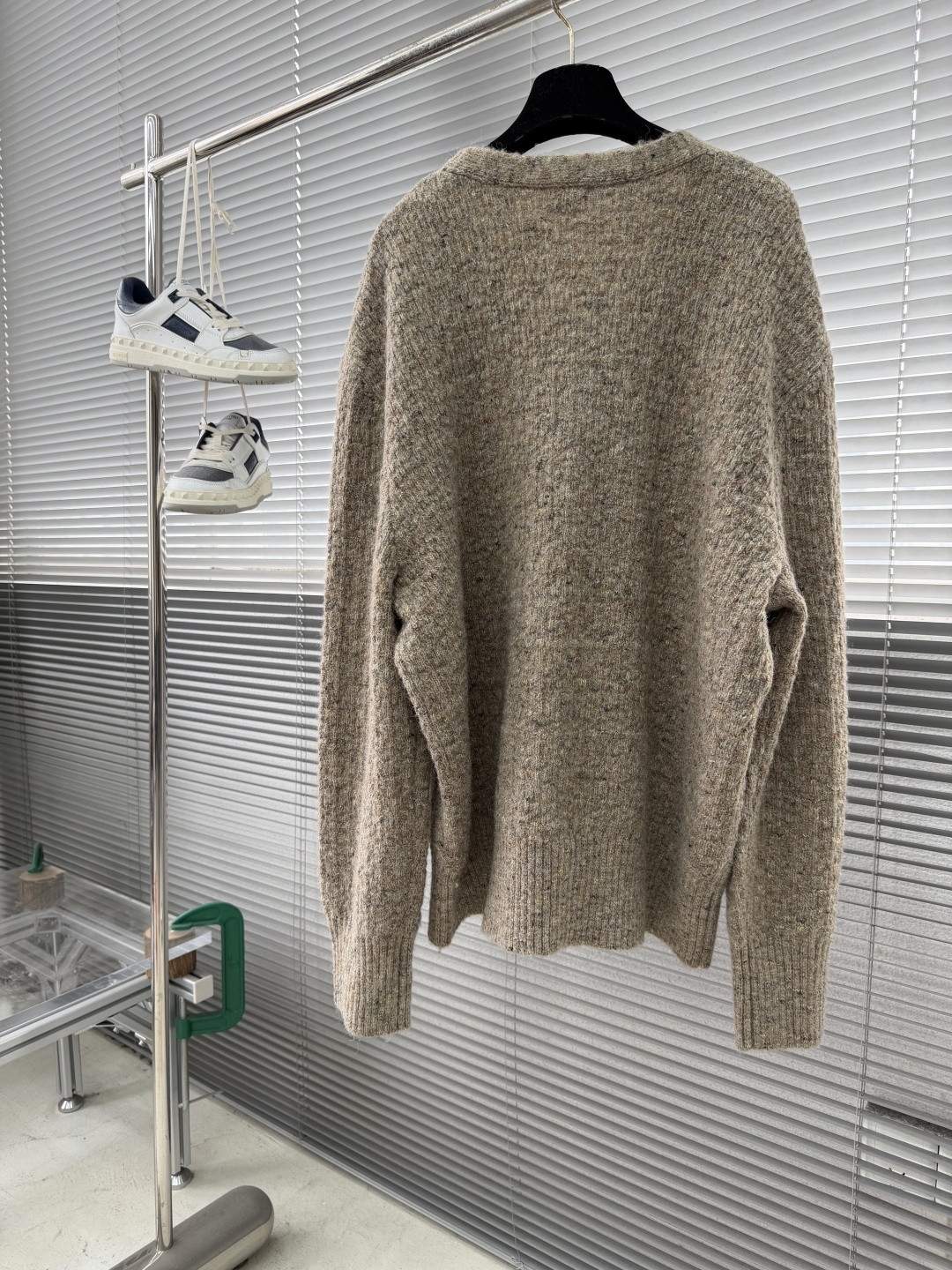 -LOEW 2025秋冬新款V领针织毛衣开衫外套呀！V领设计超级显瘦，能够拉长颈部线条，让整个人看起来更